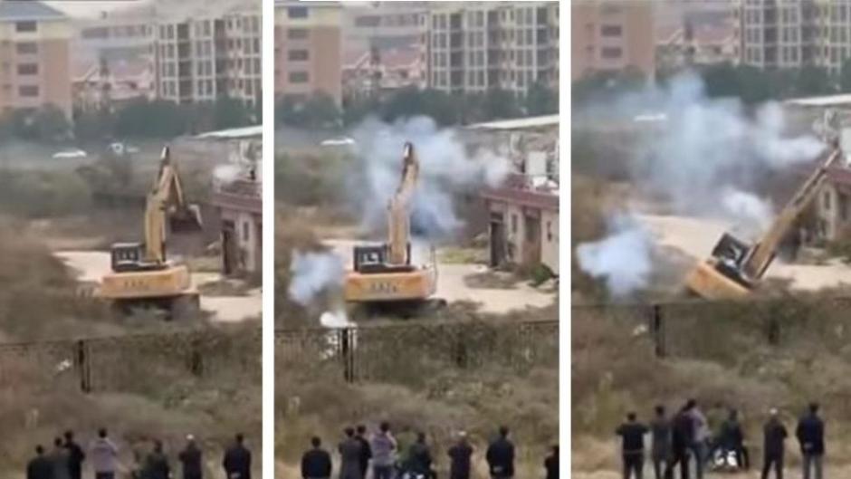 Un hombre vuelca una excavadora que pretend&iacute;a demoler su casa, usando fuegos artificiales en China. (Foto: Captura de video) 