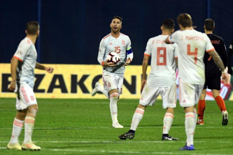 Sergio Ramos festeja su anotación en el partido de España ante Croacia. (Foto: AFP)