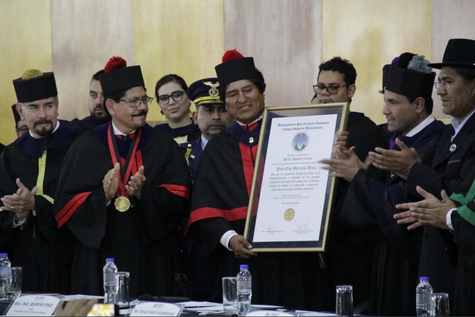 El presidente Morales mostr&oacute; su agradecimiento por la condecoraci&oacute;n. (Foto: Wilder L&oacute;pez/Soy502)