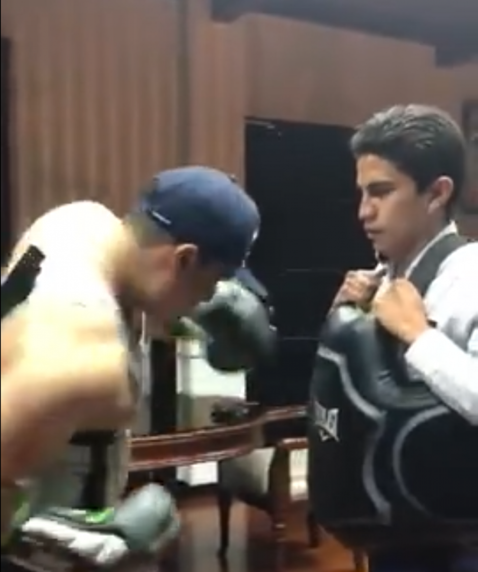 Bran utilizó su oficina en la Municipalidad para practicar boxeo. (Foto: captura de pantalla)