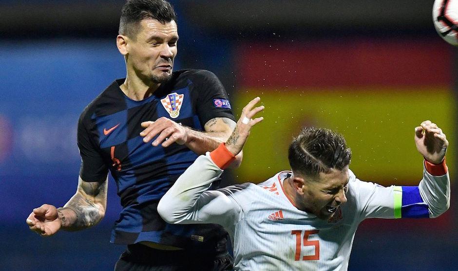 Dejan Lovren le propinó un codazo a Sergio Ramos durante el partido de Croacia ante España. (Foto:&nbsp;Sportske Novosti)