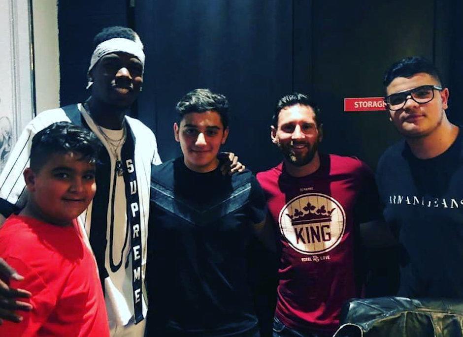 Paul Pogba y Lionel Messi posan en una fotografía junto a tres chicos en Dubai. (Foto: ESPN)