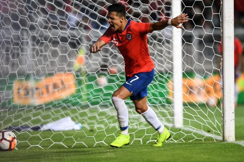 Sánchez quiso lucirse en la marcación del penal, pero falló el tiró. (Foto: AFP)