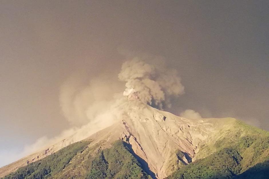 Amanece este lunes y as&iacute; se observa el Volc&aacute;n de Fuego. (Foto: Conred)&nbsp;