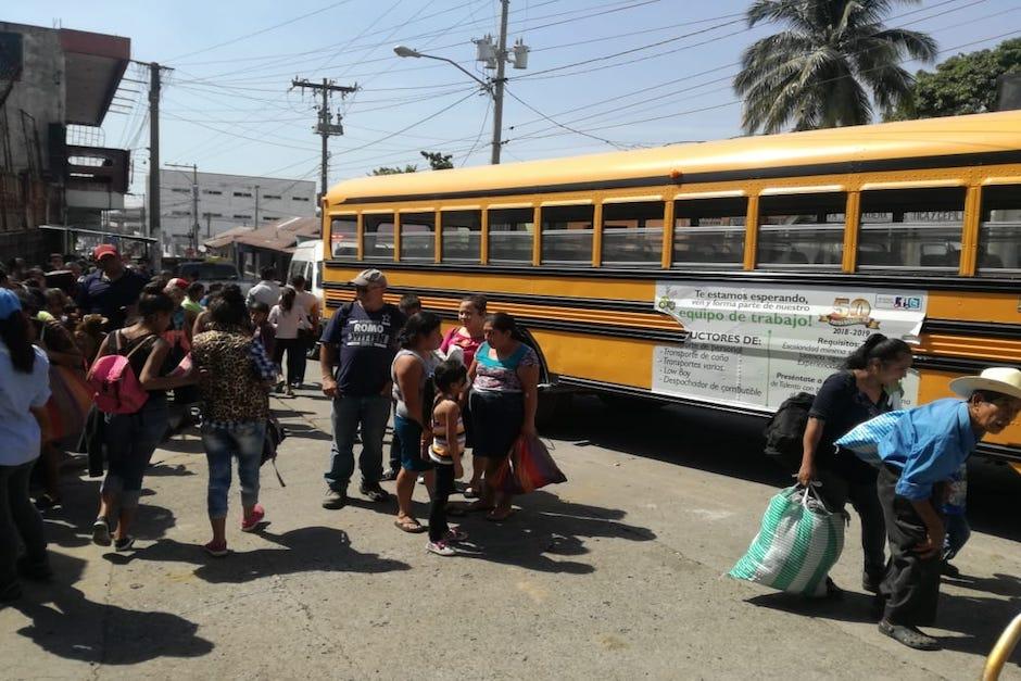 Ingenios azucareros pusieron a disposici&oacute;n ocho buses que ayudaron a evacuar a los pobladores de comunidades afectadas (Foto: Asazgua)