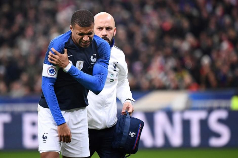 Mbapp&eacute; sale lesionado con la Selecci&oacute;n de Francia tras una fortuita ca&iacute;da. (Foto: AFP)