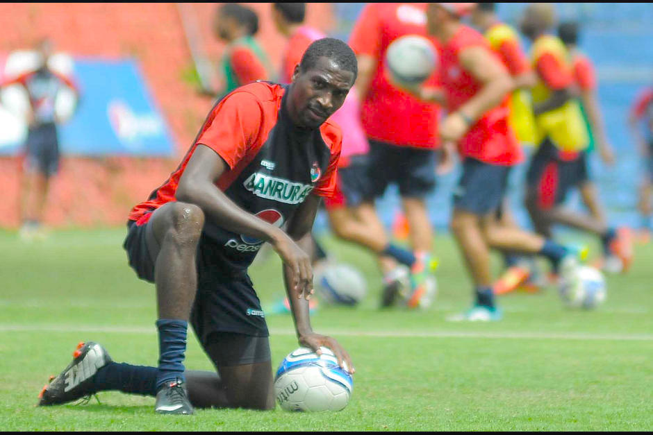 El zaguero Dennis L&oacute;pez qued&oacute; fuera de Municipal. (Foto: Archivo/Soy502)