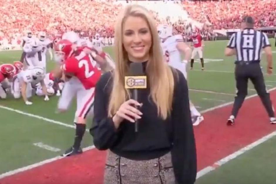 Laura Rutledge fue empujada por dos jugadores mientras cubría un partido de fútbol americano universitario. (Foto: Captura de video)