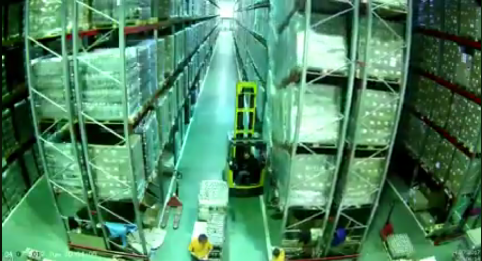 Un mal c&aacute;lculo hizo un aparatoso accidente. (Foto: captura video)&nbsp;