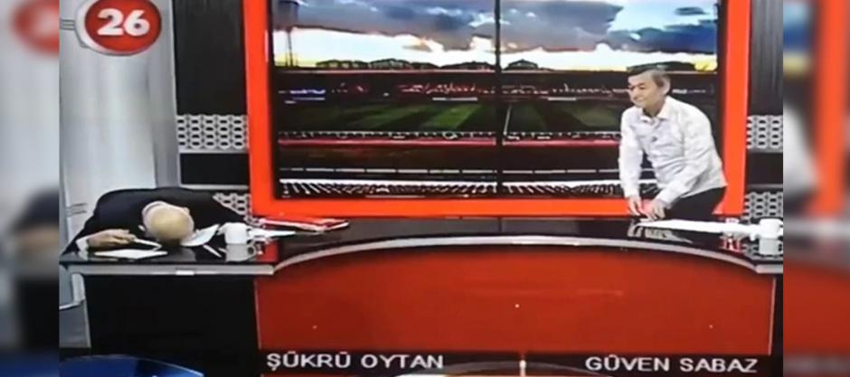 Un presentador de televisi&oacute;n sufri&oacute; un ataque al coraz&oacute;n en programa en vivo. (Foto: Captura de video)