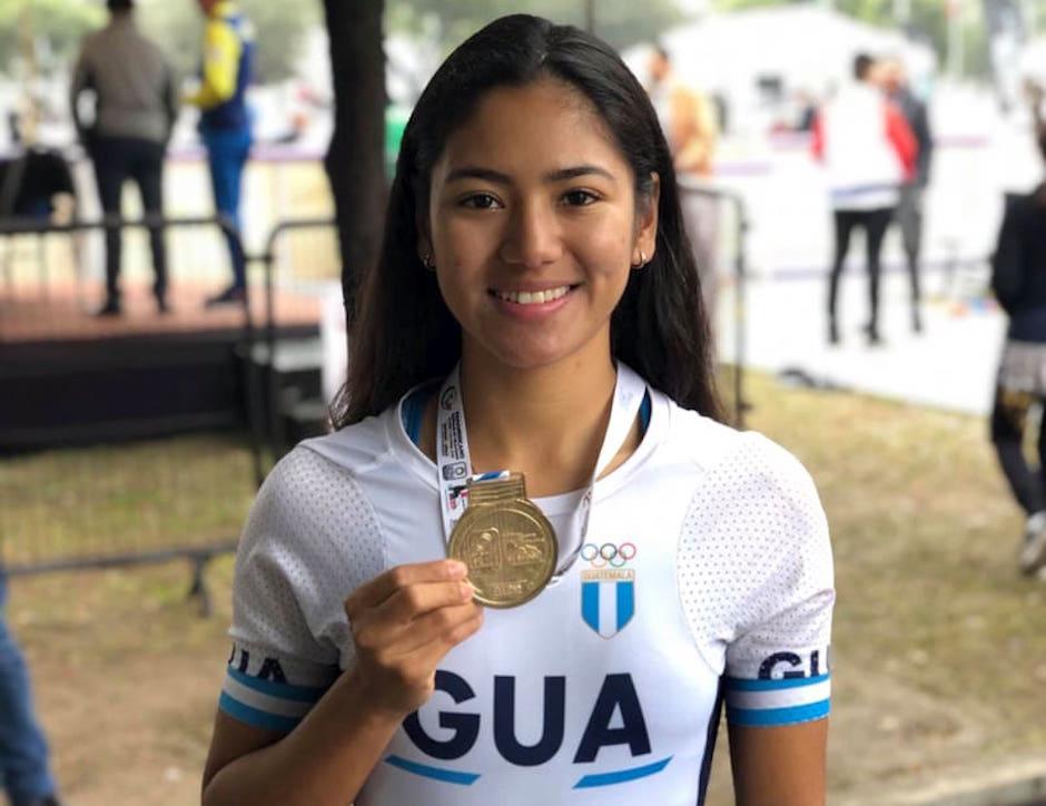 Dalia Soberanis muestra la medalla de oro que ganó en México. (Foto: Facebook)