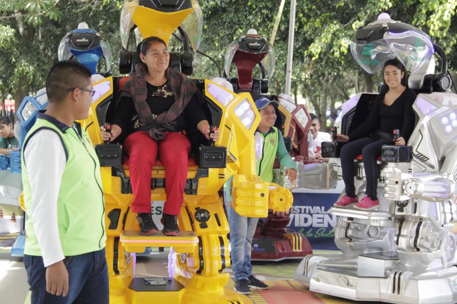 Los navibots atraen la atención de grandes y pequeños. (Foto: Wilder López/Soy502)