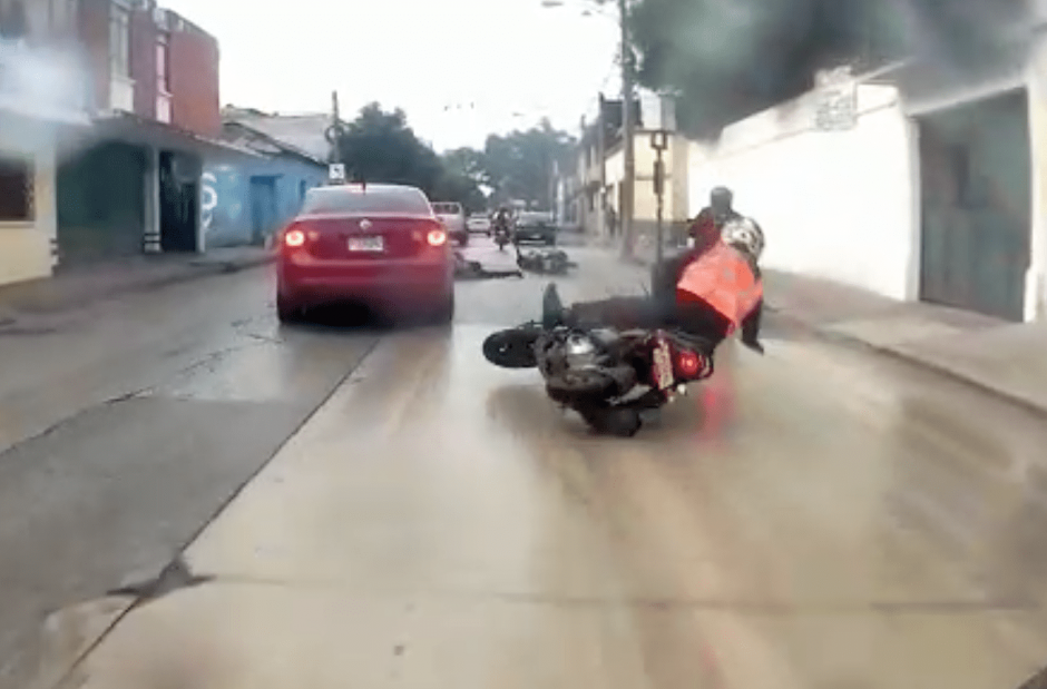 Los motoristas solo sufrieron golpes leves. (Foto: captura de pantalla)