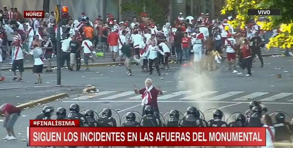 Antes, durante y después del juego entre River Plate y Boca Juniors se reportaron incidentes. (Foto: Captura de video)