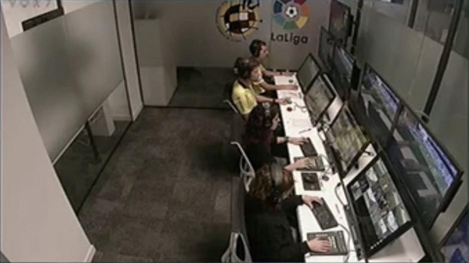 Los árbitros encargados del VAR en el partido del Eibar ante el Real Madrid. (Foto: Captura de video)