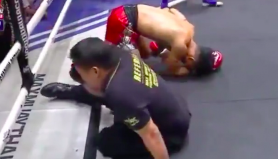 El &aacute;rbitro termin&oacute; sobre la lona al igual que el peleador que perdi&oacute; el combate. (Captura Video)