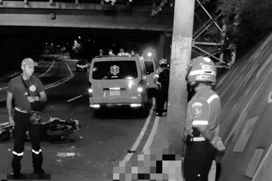 El conductor de la moto fue trasladado a un centro asistencial con graves heridas. (Foto: Bomberos Municipales)&nbsp;