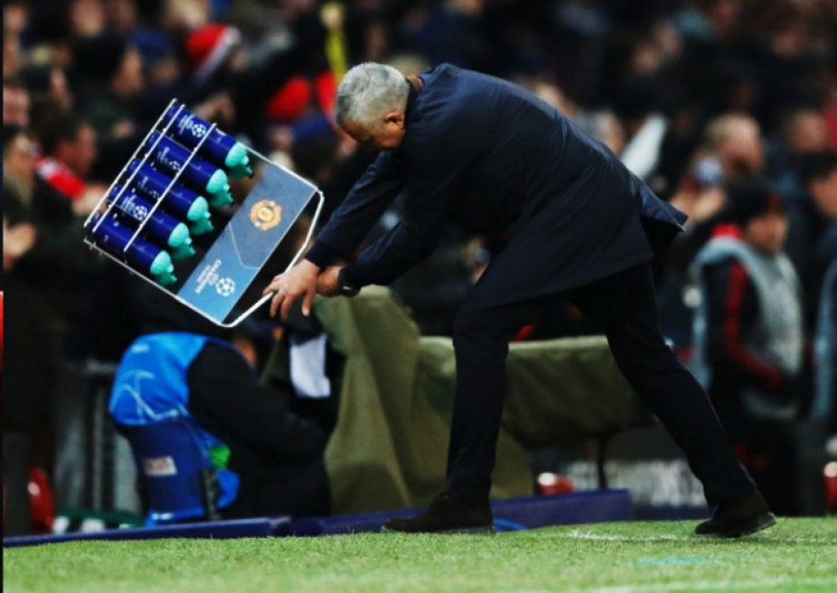 Jose Mourinho festejó lanzando y pateando unas botellas de hidratante. (Foto: Captura de video)