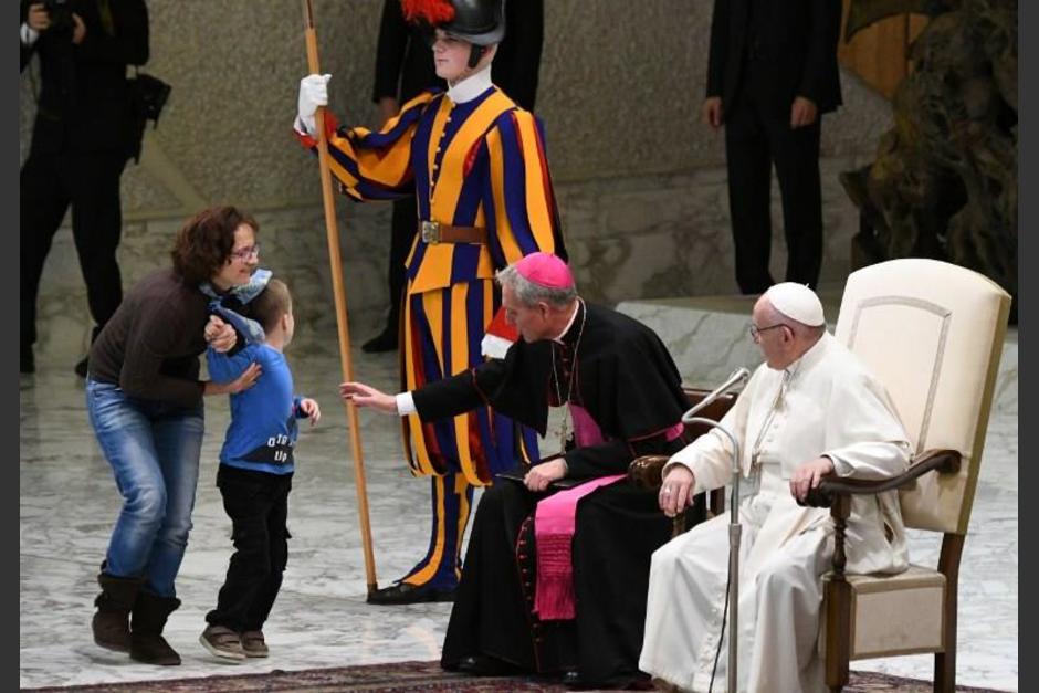 Momento en el que la madre intenta llev&aacute;rselo. (Foto:AFP)