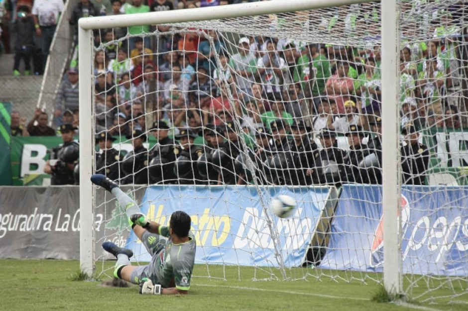 Un polémico penalti le dio el triunfo a Comunicaciones en si visista a Antigua GFC. (Foto: CremasOficial)