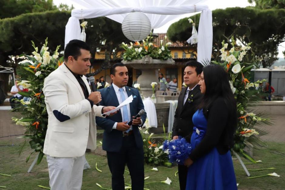 El atuendo del Alcalde de Mixco durante la boda civil llam&oacute; la atenci&oacute;n en redes. (Foto: captura pantalla)&nbsp;