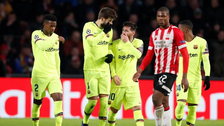 Luego del segundo tanto, ambos conversaron sonrientes con la boca tapada. (Foto: AFP)&nbsp;