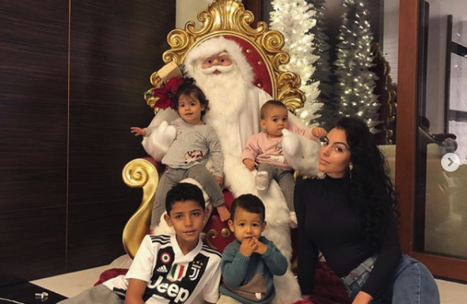 La novia de Cristiano Ronaldo posa junto a todos los hijos del portugu&eacute;s con las decoraciones navide&ntilde;as de su hogar en Torino. (Foto: Instagram Georgina Rodr&iacute;guez)
