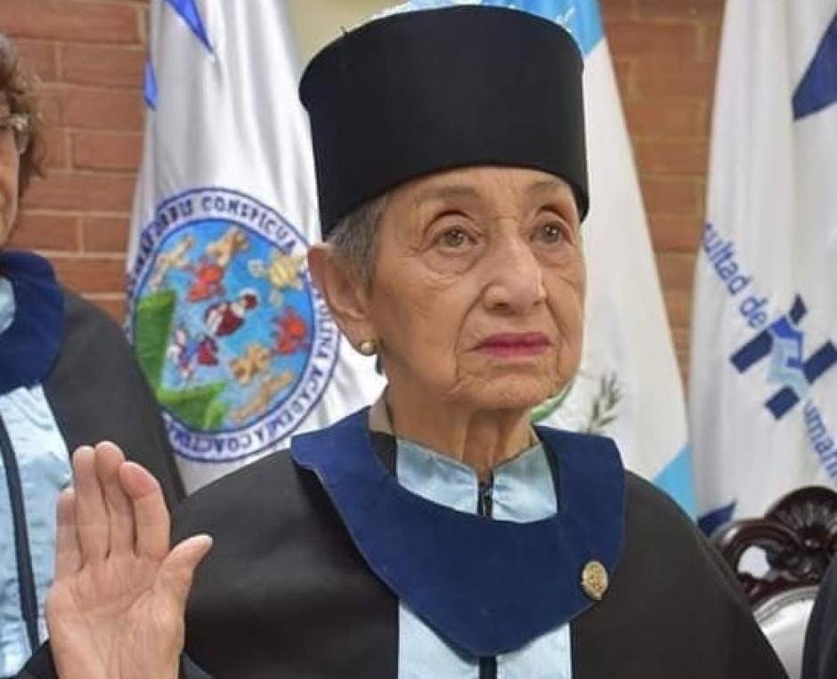 La nonagenaria se mostró contenta con el título obtenido en la Universidad de San Carlos. (Foto: Facultad de Humanidades)