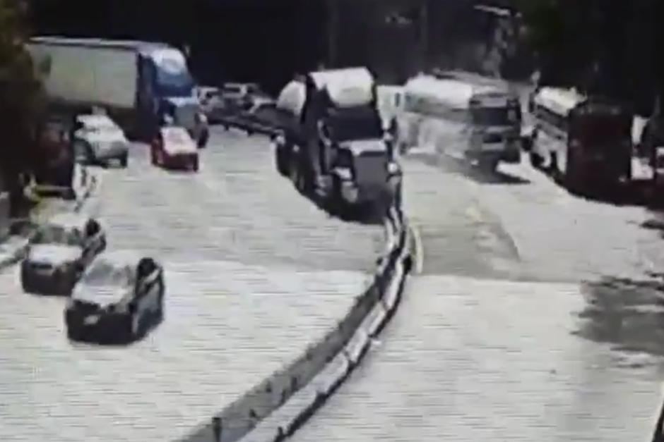 El veh&iacute;culo pesado derram&oacute; di&eacute;sel, lo que complica el tr&aacute;nsito en el &aacute;rea. (Foto: Am&iacute;lcar Montejo/Twitter)