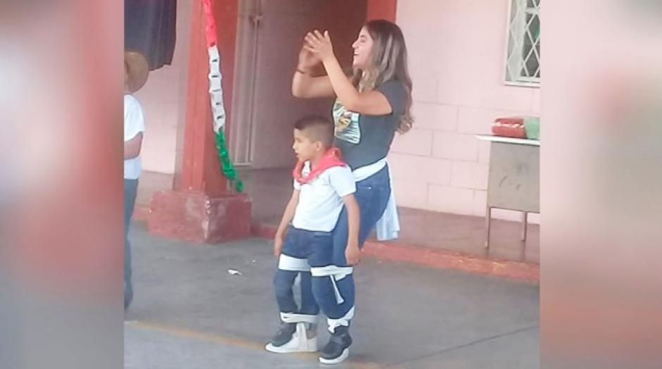 Una maestra bail&oacute; con un ni&ntilde;o con capacidades diferentes y su video se volvi&oacute; viral. (Foto: captura de video)