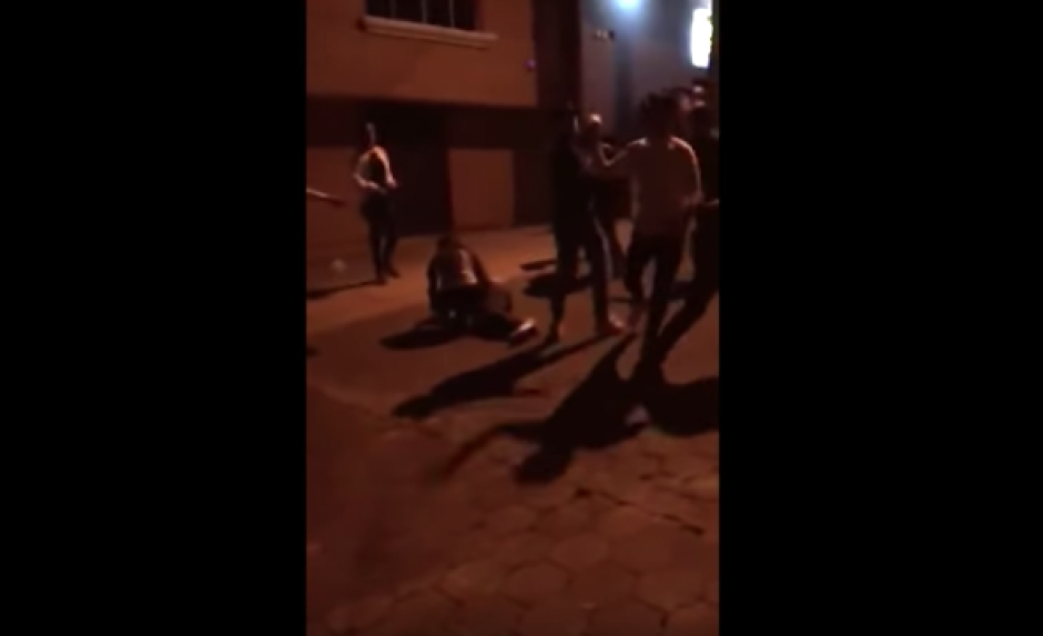 Varios j&oacute;venes que acudieron a una fiesta el fin de semana en San Crist&oacute;bal armaron una batalla a golpes. (Foto: captura de pantalla)