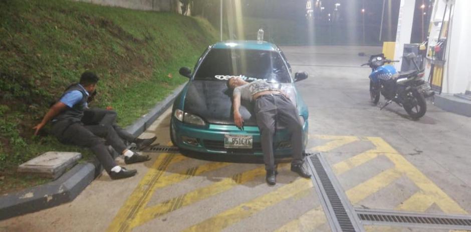 La Polic&iacute;a Municipal intent&oacute; calmar a los j&oacute;venes, pero fue necesario que llegara la PNC. (Foto: captura de pantalla)&nbsp;