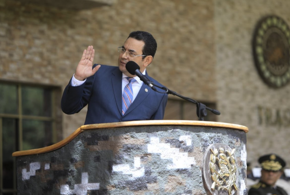 Jimmy Morales participó en la celebración del Día del Veterano este lunes. (Foto: Gobierno)