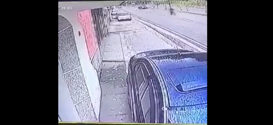 Las c&aacute;maras de vigilancia grabaron el choque. (Foto: captura de pantalla)&nbsp;
