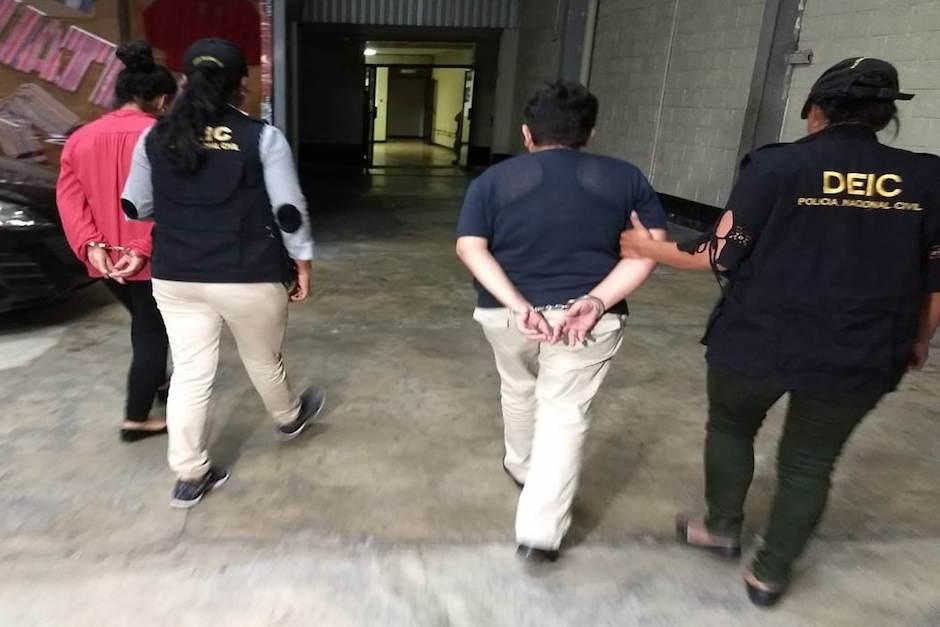Ambas mujeres fueron detenidas por el delito de falsificación de documentos. (Foto: PNC)