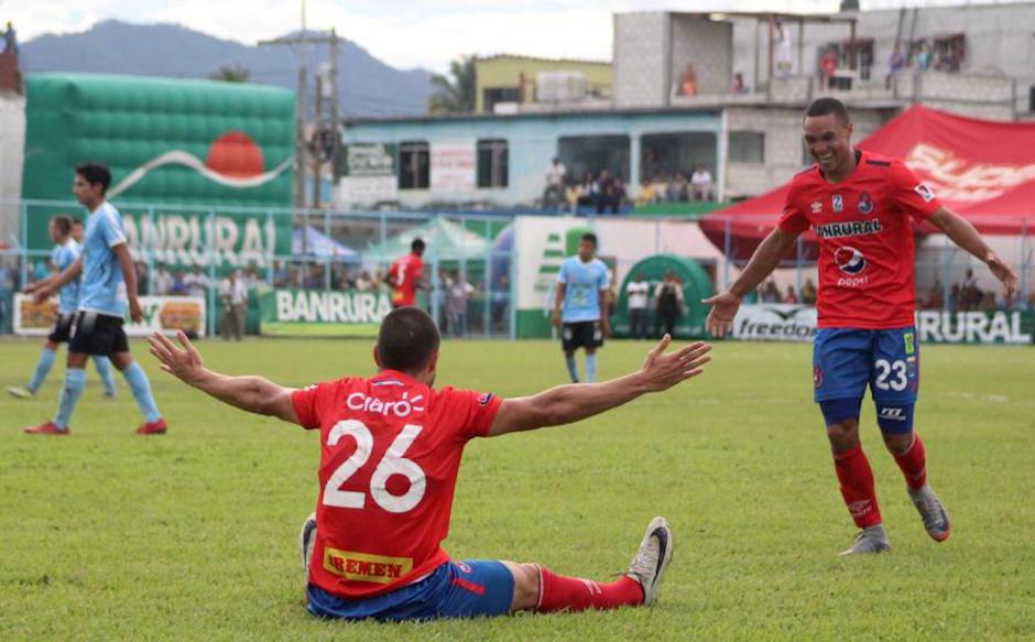 El delantero argentino Jonathan Hansen espera el abrazo del tico Irving Calderón. (Foto:&nbsp;@espaciofutboI)