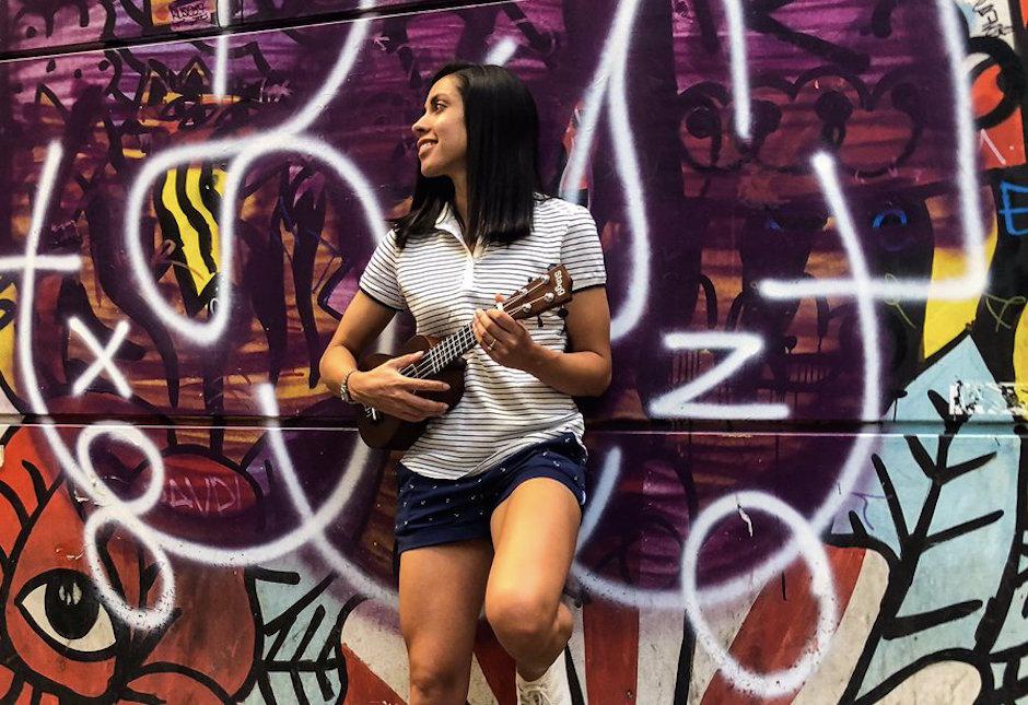 Ana Lucía Martínez con el ukelele en las calles de Madrid. (Foto: Ana Lucía Martínez)