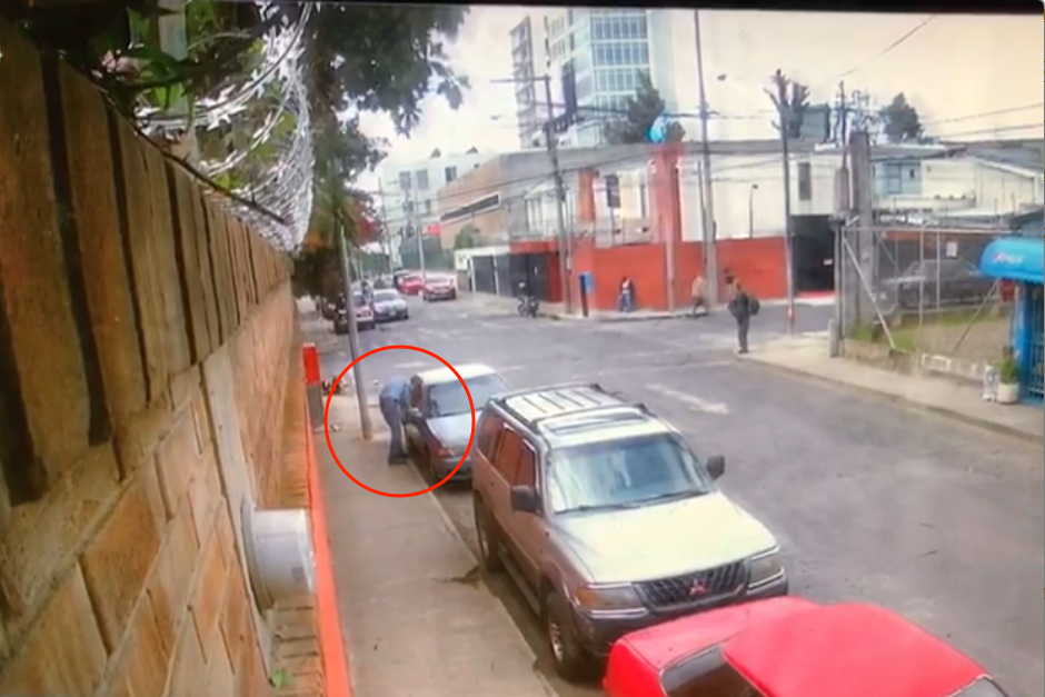 Sin mayor esfuerzo, el ladr&oacute;n abri&oacute; la puerta del copiloto y se llev&oacute; el veh&iacute;culo. (Imagen: captura de pantalla)