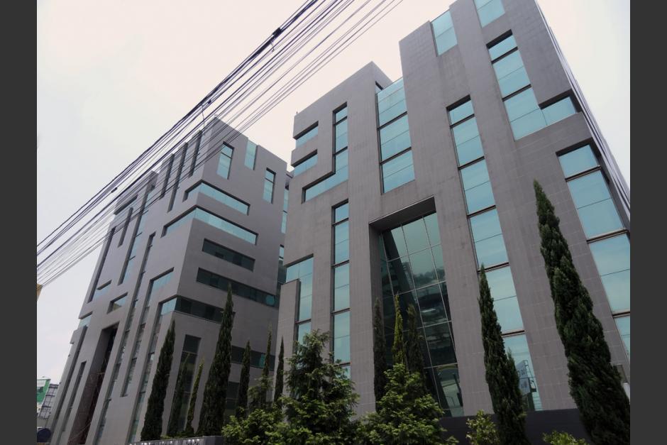 Un incendio de grandes proporciones se produjo en el edificio Torre Empresarial, ubicado en la zona 10, lugar que alberga varias oficinas de la SAT. (Foto: archivo/Soy502)