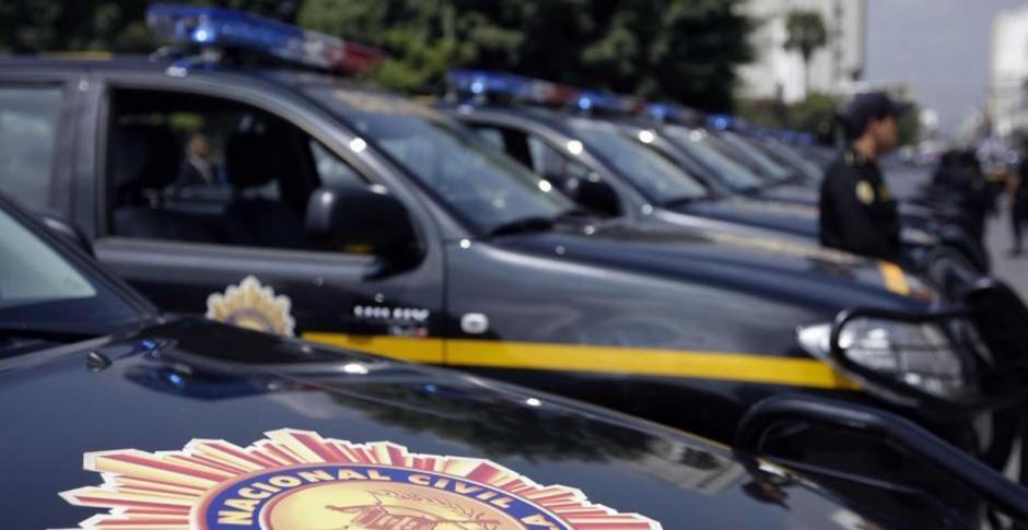 El agente de la PCN aparentemente saca su arma para amenazar al ayudante de bus extraurbano. (Foto: Archivo/Soy502)