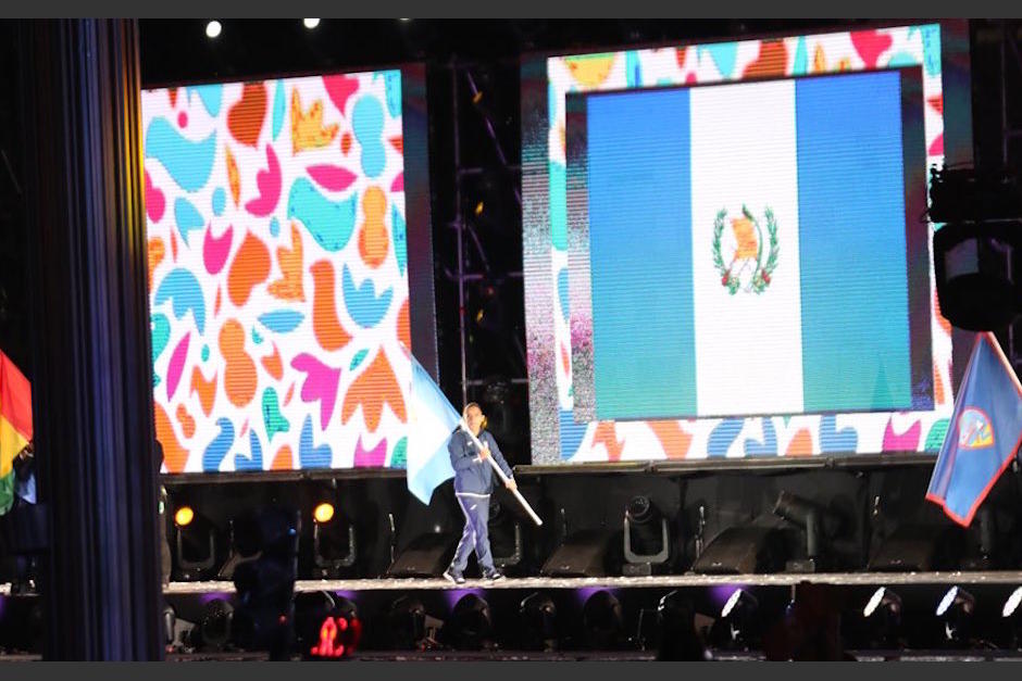 Pedropablo de la Roca representó a la delegación de Guatemala como abanderado durante la ceremonia de inauguración. (Foto: COG)