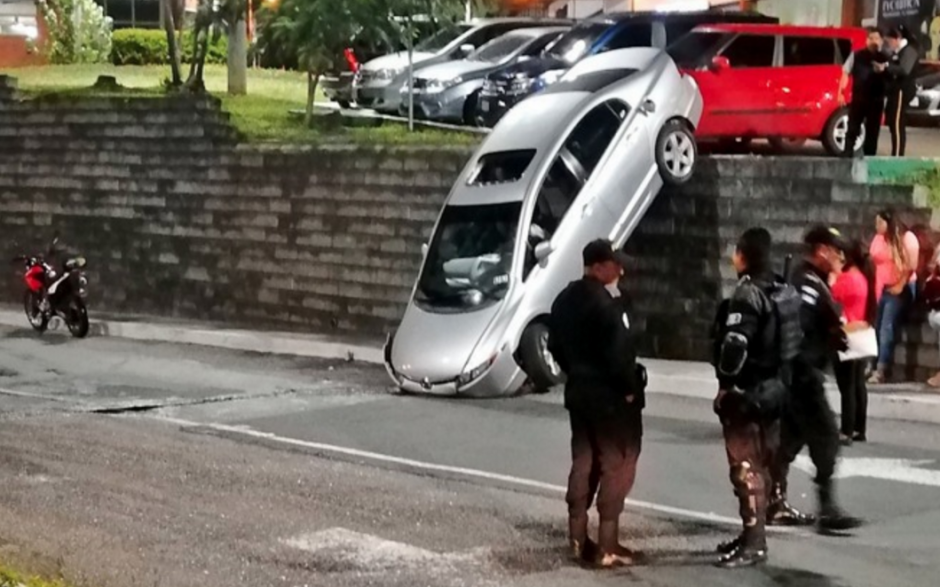 El veh&iacute;culo qued&oacute; con da&ntilde;os severos en la parte frontal. (Foto: captura pantalla)&nbsp;
