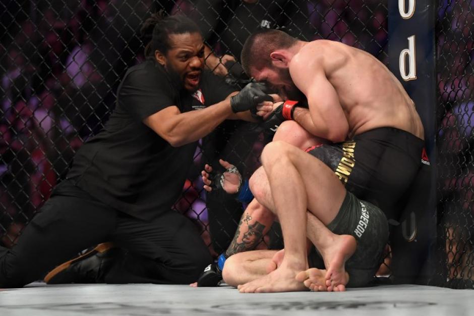 El ruso Khabib Nurmagomedov venci&oacute; este s&aacute;bado en el cuarto asalto por sumisi&oacute;n al irland&eacute;s Conor&nbsp;McGregor&nbsp;(Foto: AFP)