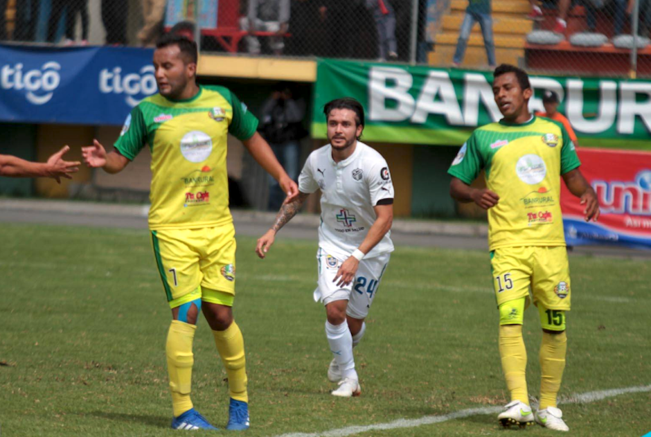 Kendel Herrarte festeja su anotación en el estadio Los Cuchumatanes. (Foto: Comunicaciones FC)