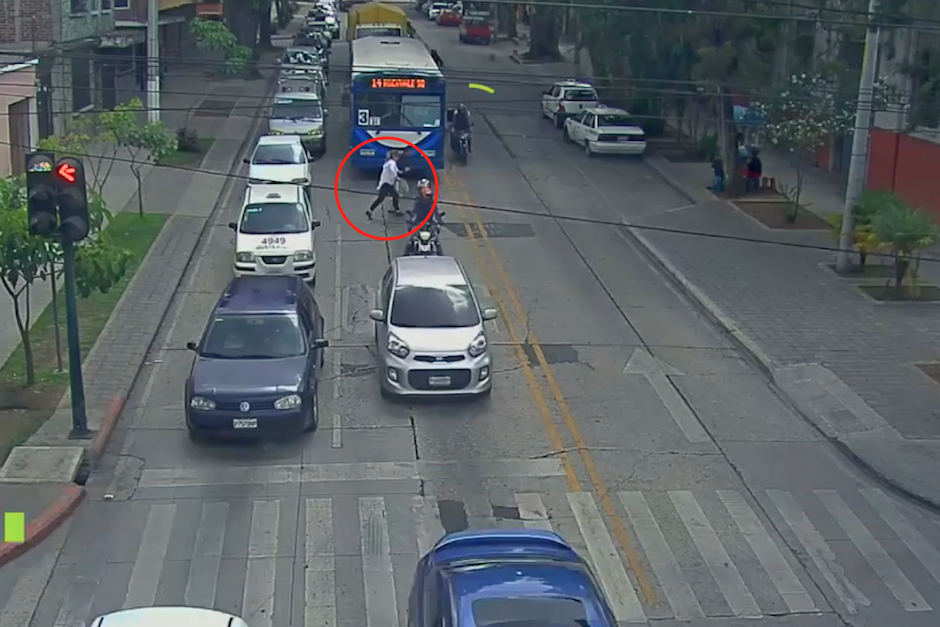 Motorista embiste a peatones que cruzan semáforo en rojo