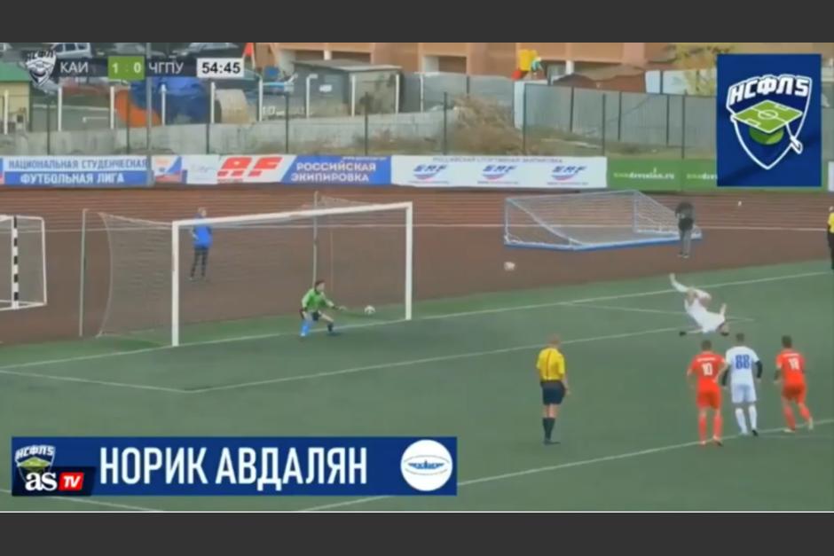 El jugador dejó sin reacción al portero rival con su ejecución. (Captura Pantalla)