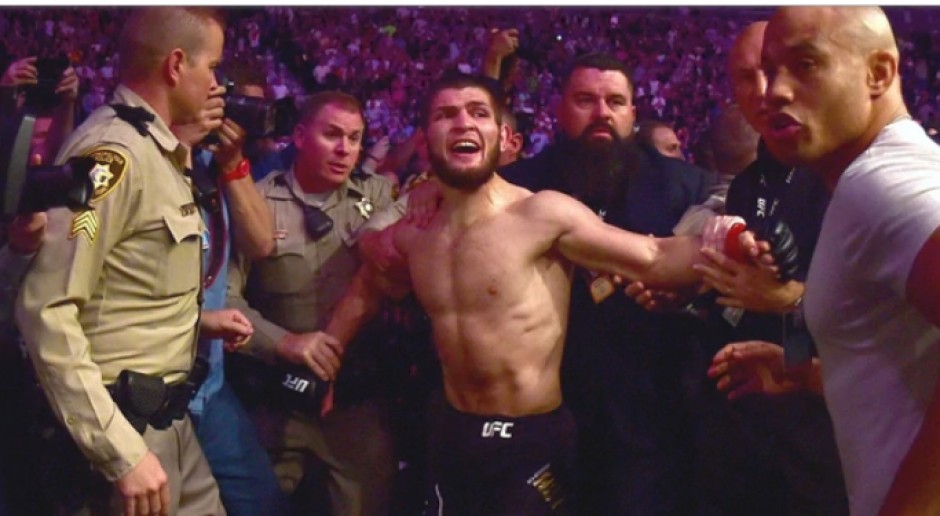 Khabib Nurmagomedov arremeti&oacute; contra parte del p&uacute;blico tras vencer al irland&eacute;s Conor McGregor en el UFC 229. (Foto: AFP)