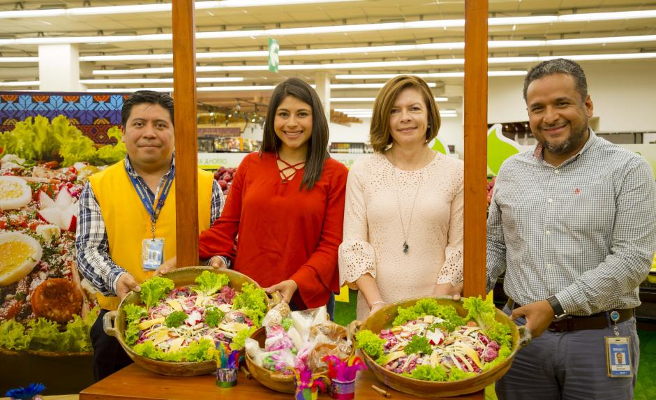 Representantes de Paiz y Walmart, junto a proveedores dieron la bienvenida al tradicional fiambre. (Foto: George Rojas/Soy502)