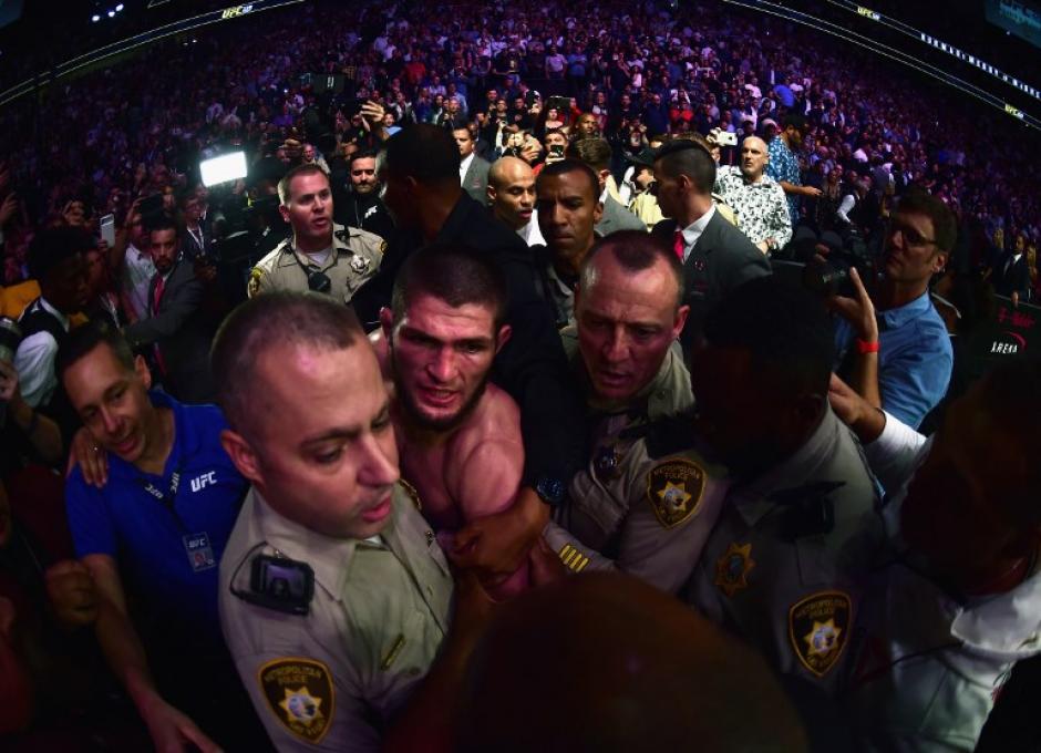 Khabib fue escoltado por policías de Las Vegas después de la batalla campal. (Foto: AFP)