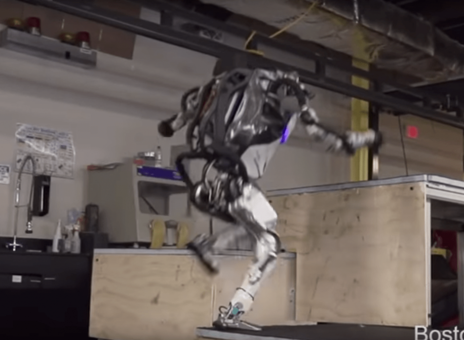 El robot mide 1 metro y medio y tiene movimientos similares a los de un humano. (Foto: captura de pantalla)